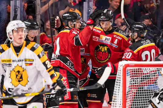 Luleås Petter Emanuelsson blir omkramad