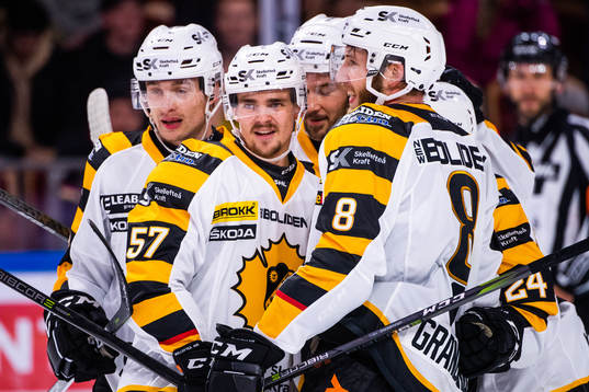 Skellefteås Emil Djuse jublar