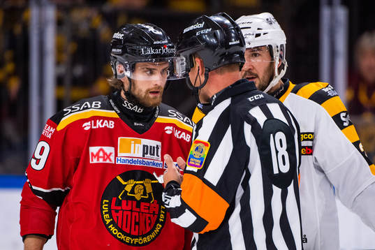 Luleås Erik Gustafsson, domare Mikael Nord och