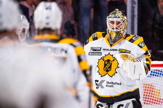 Skellefteås målvakt Gustaf Lindvall jublar
