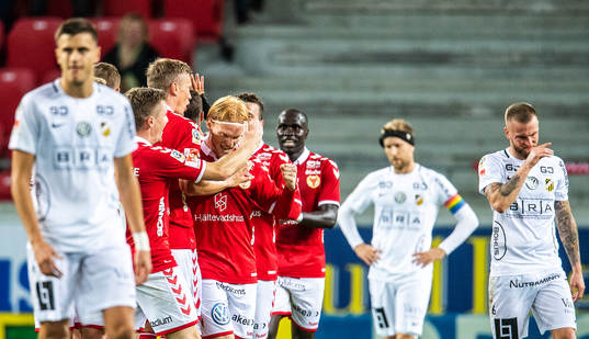 Kalmars Nils Fröling jublar med lagkamrater