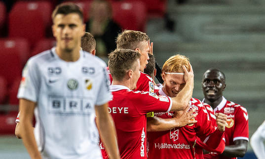 Kalmars Nils Fröling jublar med lagkamrater