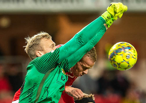 Kalmars Tobias Eriksson och Häckens målvakt Peter
