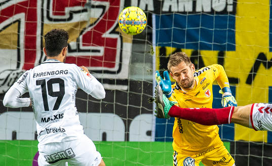 Kalmars målvakt Lucas Hägg-Johansson och Häckens Daleho