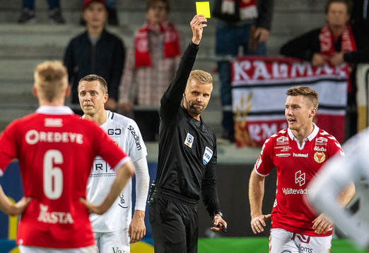Domaren Glenn Nyberg varnar Kalmars Victor Agardius och