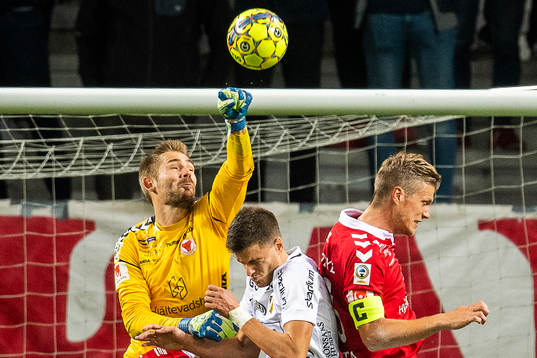 Kalmars målvakt Lucas Hägg-Johansson och Viktor Elm samt