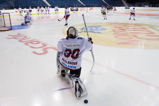 Modos målvakt Klara Peslarova innan ishockeymatchen i SDHL