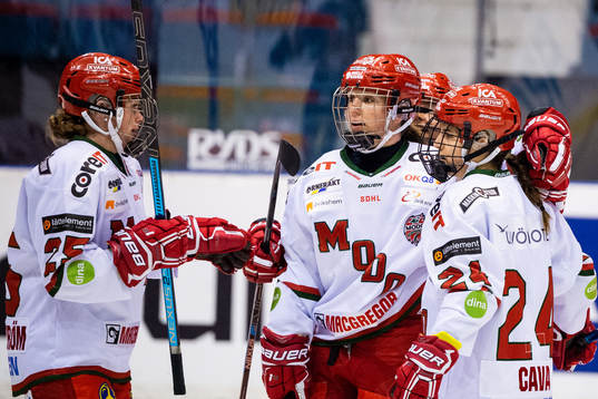 Modos Michela Cava blir omkramad