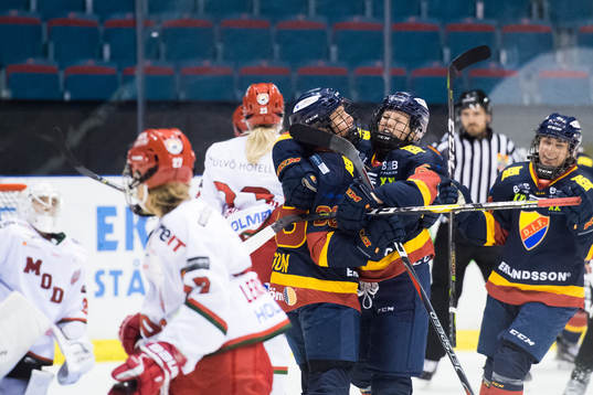 Djurgårdens Hanna Olsson jublar med lagkamrater