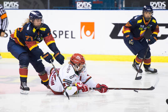 Djurgårdens Hanna Hållander och Modos Ronja Mogren