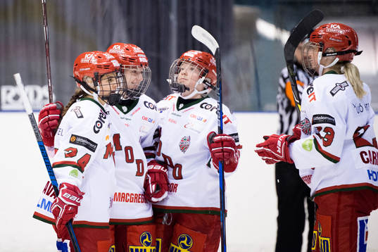Modos Michela Cava jublar med lagkamrater