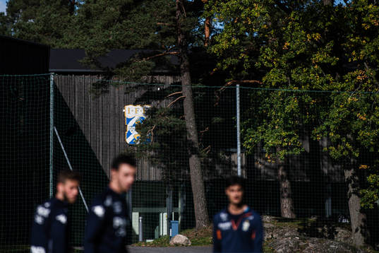 Blåvitts klubbmärke på Kamratgårdens vägg med spelare