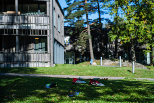 Fotbollsskor ligger på gräset