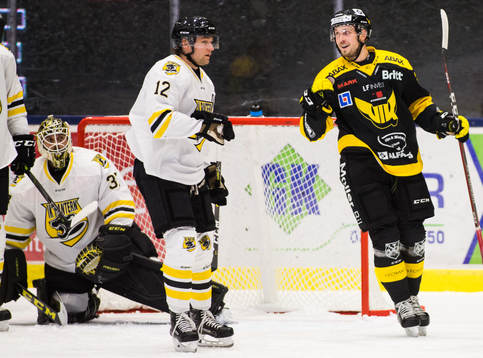 Västerås Marcus Bergman jublar framför spelare i Pantern