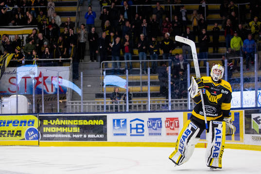 Västerås målvakt Samuel Ersson jublar