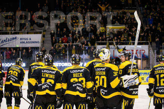Västeråsspelare jublar framför ståplatsläktaren