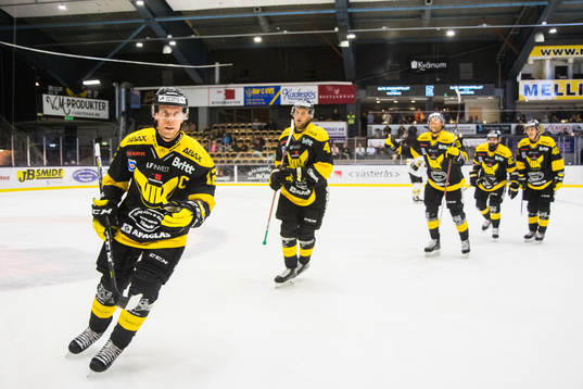 Västeråsspelare med Fredrik Johansson i spetsen jublar