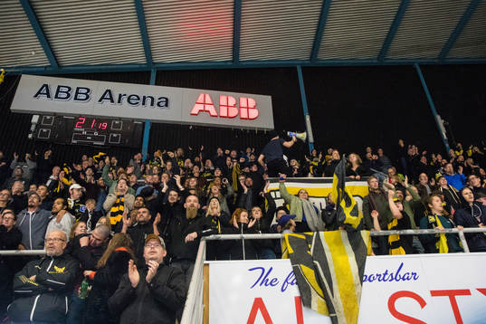 Publiken i ABB Arena jublar