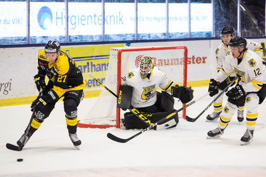 Västerås Sebastian Benker framför Panterns målvakt