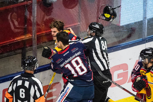 Luleås Emil Larsson i slagsmål med Linköpings James