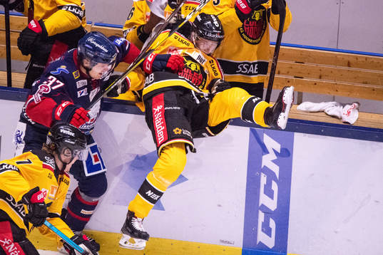 Linköpings Adam Ginning tacklar Luleås Carl Mattsson