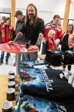 Joacim Hans från Hammerfall signerar tröjor