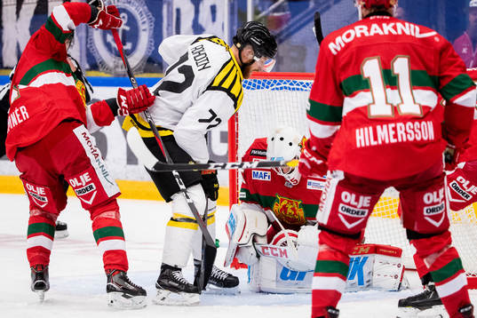 Moras Viktor Amnér och Brynäs målvakt David Rautio
