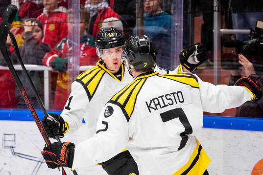 Brynäs Joel Kellman jublar med Daniel Kristo