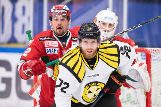 Brynäs Joachim Rohdin och Moras Kevin Gagné framför