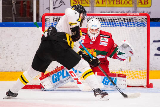 Brynäs Robert Kousal och Moras målvakt Christian Engstrand