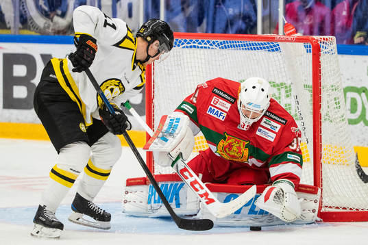 Brynäs Joel Kellman framför Moras målvakt Christian