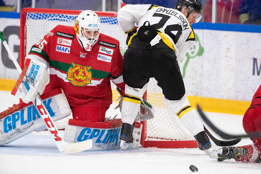 Brynäs Nicklas Danielsson framför Moras målvakt
