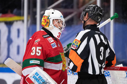 Moras målvakt Christian Engstrand och Domare Linus Öhlund