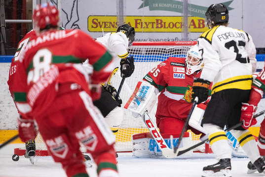 Brynäs Joel Kellman framför Moras målvakt Christian