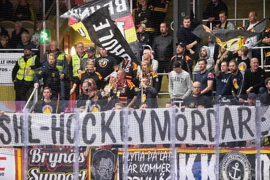 Brynäs supporterns med banderoll