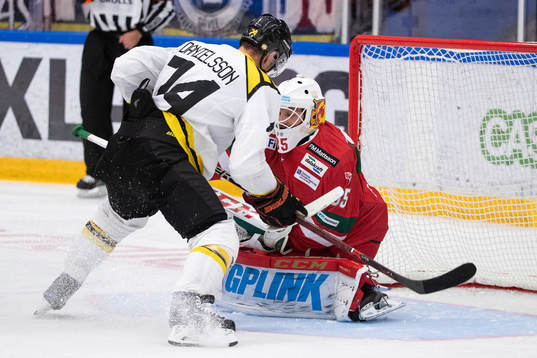 Brynäs Johan Alcén framför Moras målvakt Christian