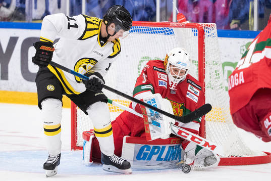 Brynäs Joel Kellman framför Moras målvakt Christian