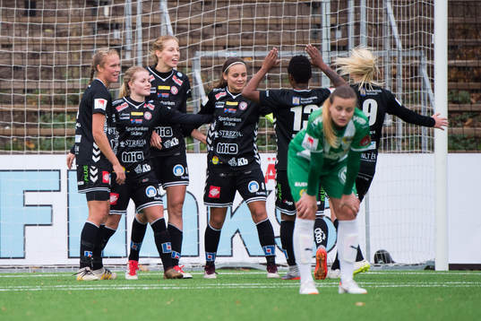 Kristianstads Amanda Edgren jublar med lagkamrater