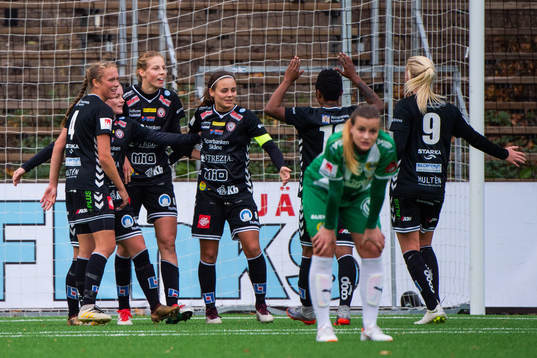 Kristianstads Amanda Edgren jublar med lagkamrater
