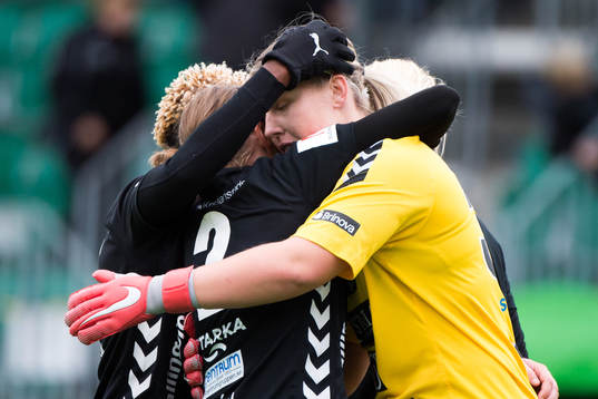 Kristianstads målvakt Moa Olsson jublar med lagkamrater