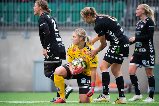 Kristianstads målvakt Moa Olsson och Therese Ivarsson