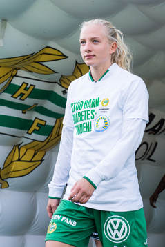 Hammarbys Astrid Larsson innan fotbollsmatchen i