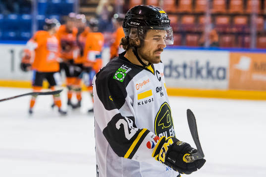 Kristian Forsberg of Stavanger Oilers looks dejected