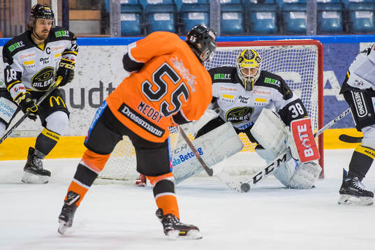 Endre Medby of Frisk Asker scores 2-2