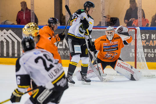 Markus Vikingstad of Stavanger Oilersand goaltender Nicklas