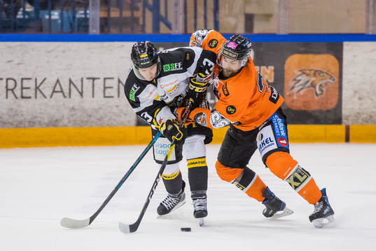 David Morley of Stavanger Oilers and Petter Kristiansen of