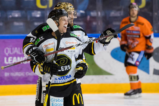 David Morley of Stavanger Oilers and Jacob Lagacé of