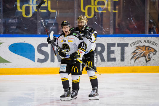 David Morley of Stavanger Oilers and Jacob Lagacé of
