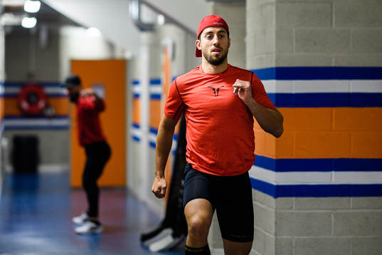 Örebros Aaron Palushaj värmer upp före ishockeymatchen i