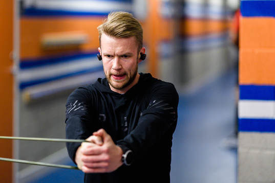 Örebros målvakt Eero Kilpeläinen värmer upp före